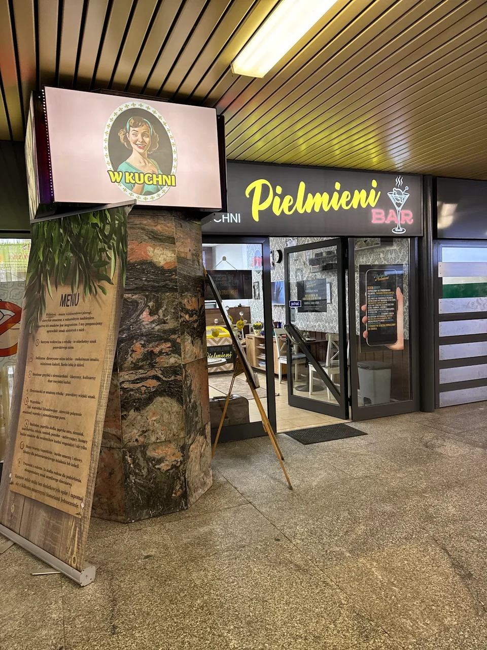 Wejście do Pielmieni BAR w przejściu podziemnym przy Dworcu Centralnym